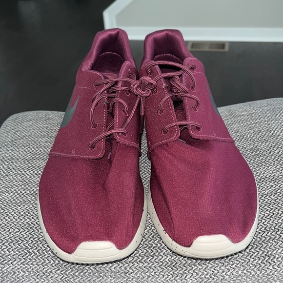 Nike Roshe Run Sneakers - Picture 3 of 6